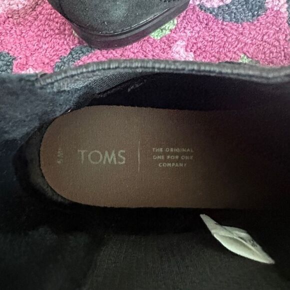 Tom’s black suede booties - Picture 7 of 7